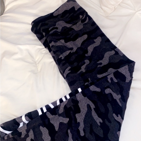 Calvin Klein Pants - Calvin Klein camo leggings